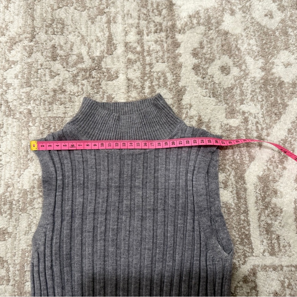 Gray Ribbed Mock Neck Sleeveless Knit Top - Picture 2 of 3
